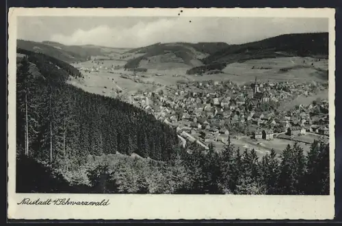 AK Neustadt i. Schwarzwald, Panoramaansicht des Ortes im Tal und umliegende Wälder