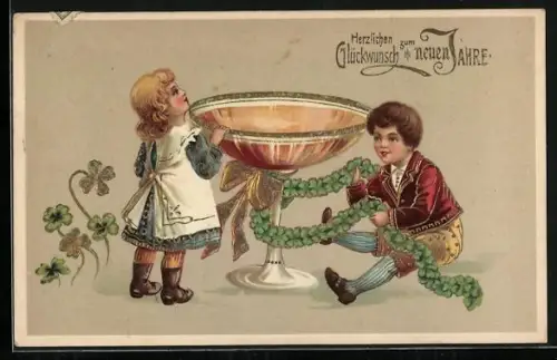 Präge-AK Kinder dekorieren ein Sektglas mit Kleeblättern, Neujahrsgruss