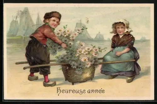 Präge-AK Holländische Kinder füllen einen Korb mit Blüten, Heureuse année