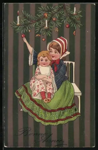 Präge-AK Mädchen untern Christbaum, Bonne Année