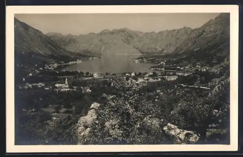 AK Cattaro, Ortsansicht mit Bergpanorama