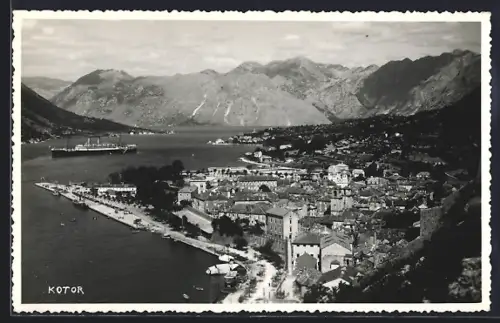 AK Kotor / Cattaro, Gesamtansicht mit Dampfer