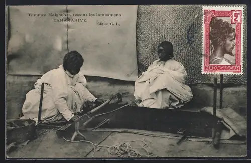 AK Tananarive, Femmes Malgaches, tissant les lambamena