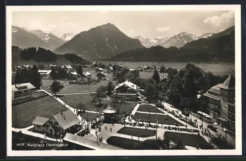 AK Oberstdorf /Bayr. Allgäu, Kurplatz mit Besuchern und Blick in die Alpen