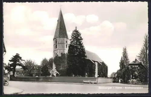 AK Badbergen i. Hann., Kirchenansicht mit Gartenanlage