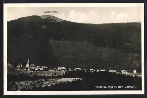 AK Finsterau /Bay. Ostmark, Ortsansicht mit Berg Lusen
