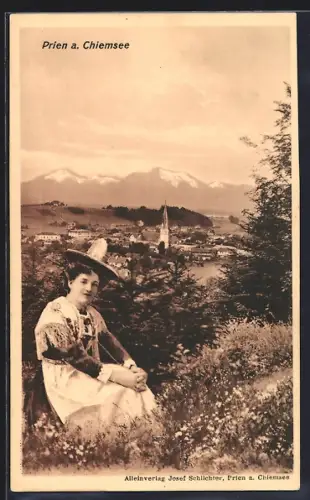 AK Prien a. Chiemsee, Wanderin mit Ortsansicht und Blick in die Berge