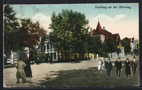AK Duisburg an der Monning, Strassenansicht mit Wohnhäusern und Passanten