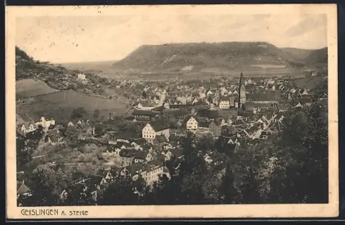 AK Geislingen a. Steige, Stadtansicht mit Kirche und umliegender Landschaft