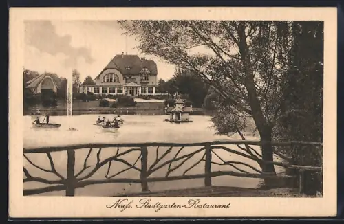 AK Neuss, Stadtgarten-Restaurant, Teich mit Booten und Fontäne