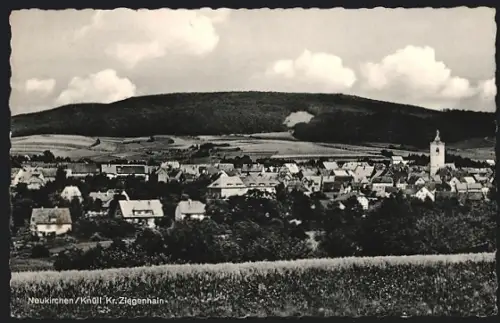 AK Neukirchen /Knüll, Ortsansicht mit Kirche und Knüllgebirge