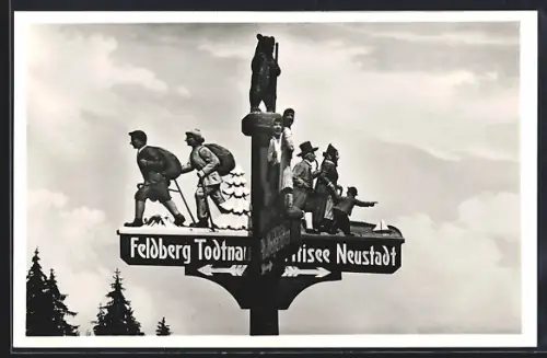 AK Feldberg / Schwarzwald, Wegweiser im Bärental mit Bärenfigur und Wanderern