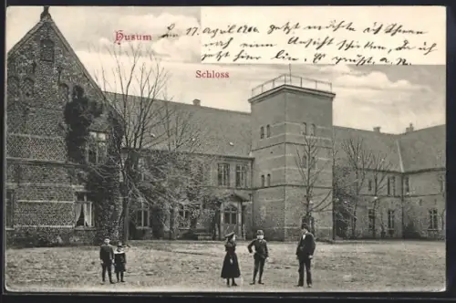 AK Husum / Nordsee, Schloss mit Gruppe von Kindern