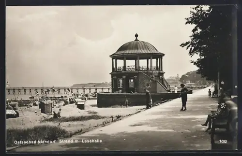 AK Niendorf / Ostseebad, Strand mit Lesehalle