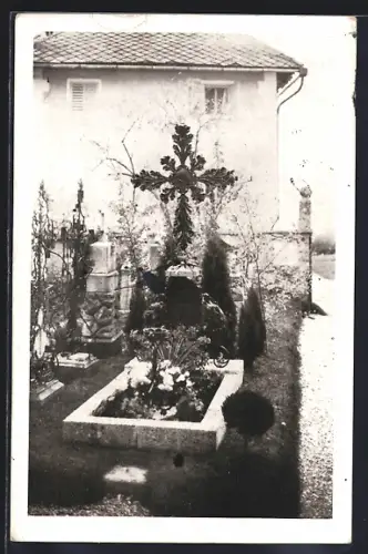 AK Sankt Georgen bei Salzburg, Grabmal des Weihbischofes Dr. Anton Keil auf dem Friedhof