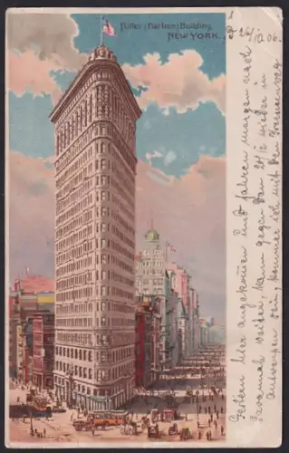 AK New York, NY, Fuller Building, Strassenpartie mit Passanten und Strassenbahn
