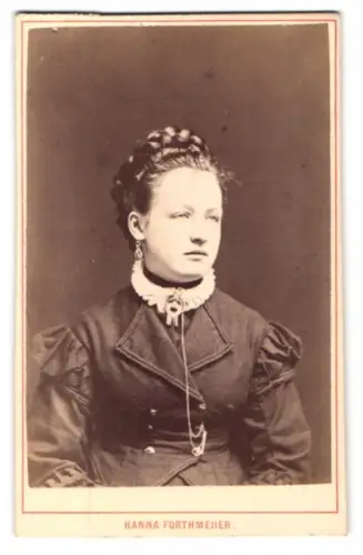 Fotografie Hanna Forthmeiier, Wexiö, Porträt einer eleganten Frau