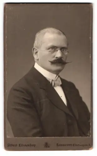 Fotografie Albert Lüssenhop, Hannover, Limburgstr. 8, Porträt eines Mannes mit Brille