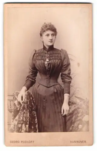 Fotografie Georg Rudloff, Hannover, Mehlstr. 3, Dame im eleganten Kleid 1891