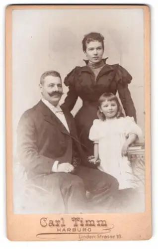 Fotografie Carl Timm, Harburg, Lindenstrasse 18, Familienportrait mit Kind