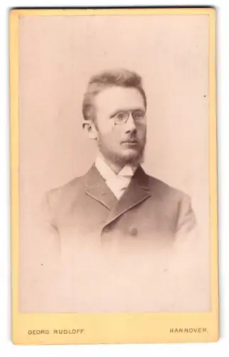 Fotografie Georg Rudloff, Hannover, Mehlstrasse 5, Porträt eines Mannes mit Brille
