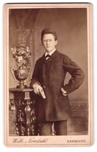 Fotografie Wilh. Nordahl, Hannover, Humboldtstrasse 1A, Eleganter Herr mit Buch