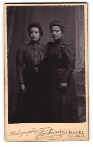 Fotografie Frohwein, Basel, Freie-Str. 45, Zwei Frauen in eleganter Kleidung