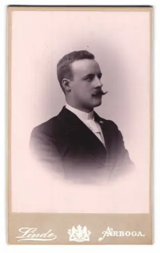 Fotografie A. Linde, Arboga, Elegantes Herrenporträt