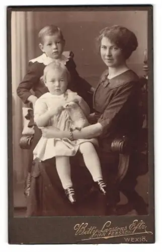 Fotografie Betty Larssons Eft., Wexiö, Mutter mit zwei Kindern