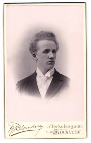 Fotografie A. Blomberg, Stockholm, Herkulesgatan 5, Porträt eines jungen Mannes