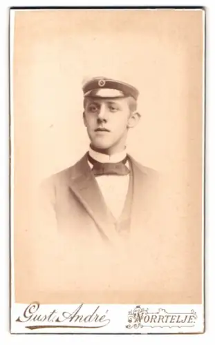 Fotografie Gust. André, Norrtelje, Portrait eines jungen Mannes mit Mütze