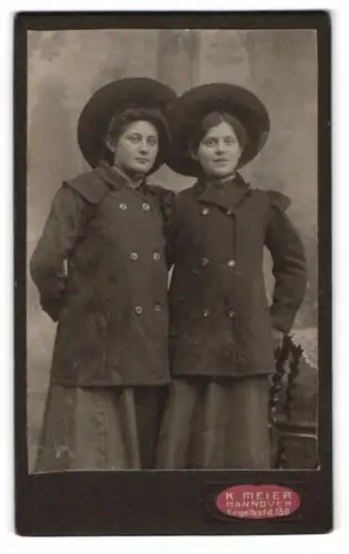 Fotografie K. Meier, Hannover, Engelbstd. 150, Zwei Frauen in Mänteln mit Hüten