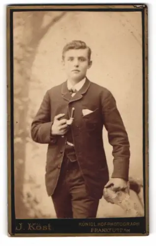 Fotografie J. Köst, Frankfurt a.M., Schäfergasse 17, Porträt eines jungen Mannes