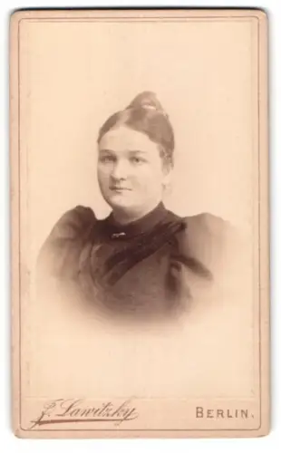 Fotografie Jul. Lavitzky, Berlin, Behrenstr. 21, Porträt einer Dame