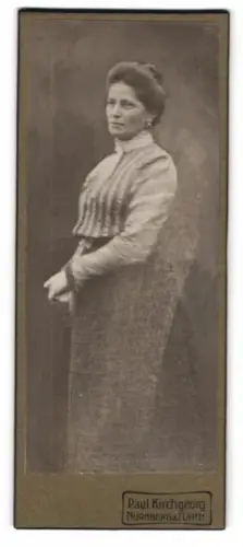 Fotografie Paul Kirchgeorg, Nürnberg, Stehende Frau in eleganter Kleidung