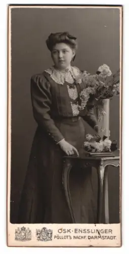 Fotografie Osk. Ensslinger, Darmstadt, Hügelstrasse 59, Dame mit Blumendekoration 1905