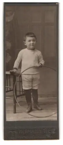 Fotografie Hermann Tietz, Hamburg, Grosse Burstah, Kind mit Reifen