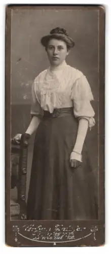 Fotografie Urban Zattler, Landshut, Porträt einer Dame in eleganter Kleidung
