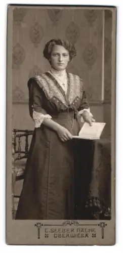 Fotografie C. Seeber Nachf., Oberwiesa, Junge Frau mit Buch