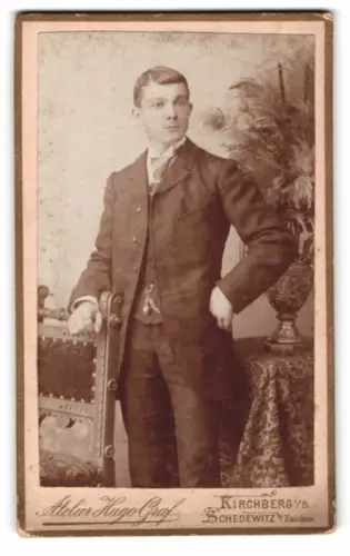 Fotografie Atelier Hugo Graf, Kirchberg, Eleganter junger Mann mit Stuhl