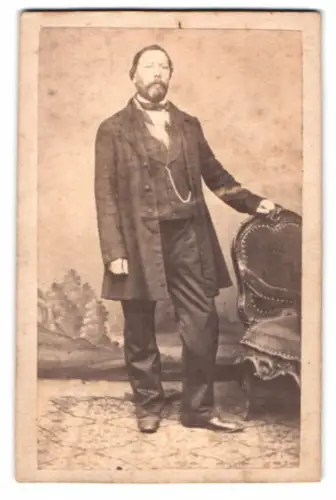 Fotografie unbekannter Fotograf und Ort, Eleganter Herr mit Stuhl