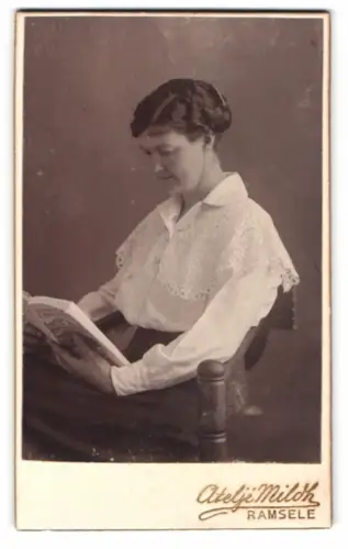Fotografie Ateljé Mildh, Ramsele, Frau mit Buch