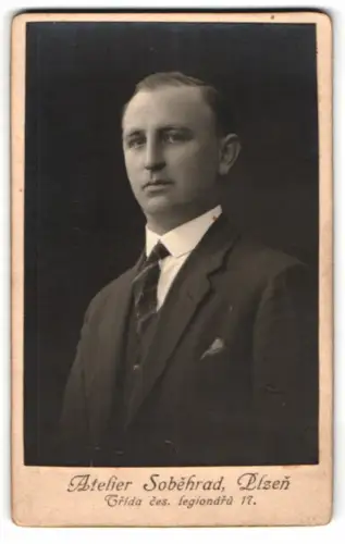 Fotografie Atelier SobehradPlzen, Trída ces. legionáru 17, Porträt eines Mannes in Anzug