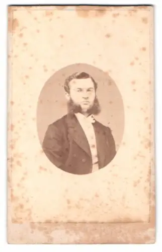 Fotografie C. P. Hellberg, Carlshamn, Eleganter Herr im Anzug