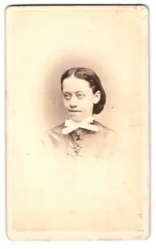 Fotografie F. Grainer, Reichenhall, Portrait einer jungen Frau
