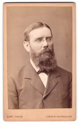 Fotografie Carl Thies, Linden-Hannover, Deisterstrasse 1, Porträt eines Mannes mit Bart