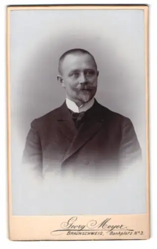 Fotografie Georg Meyer, Braunschweig, Bankplatz No 3, Porträt eines Mannes in Anzug