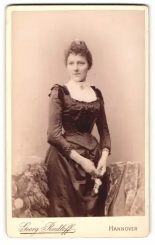 Fotografie Georg Rudloff, Hannover, Mehlstr. 5, Dame im eleganten Kleid