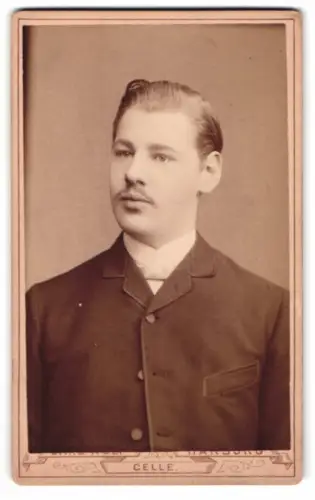 Fotografie Carl Wolf, Celle, Altencellerthor No.1, Porträt eines jungen Mannes
