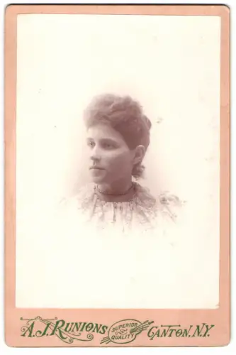 Fotografie A. J. Runions, Canton /N.Y., Porträt einer Dame